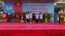 A_Tặng quà cho HS có hoàn cảnh khó khăn.JPG - 