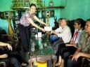tặng quà bà Nguyễn Thị Thừa - mẹ liệt sĩ Nguyễn Hải Đường - khu Vĩnh Phú.jpg - 